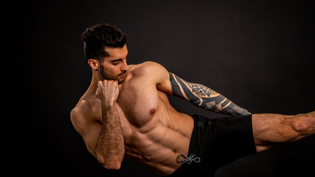 Fitness model maschile a Monza — atleta esegue calcio alto, preparazione atletica