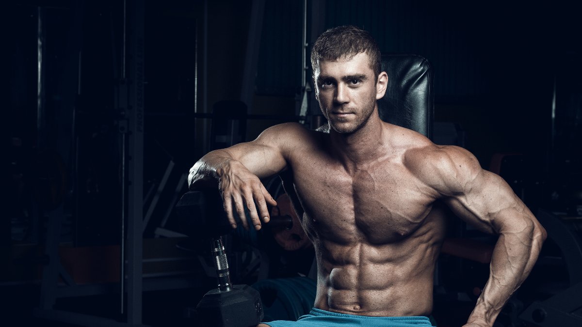Fitness model maschile a Monza — allenamento con pesi e preparazione fisica in palestra